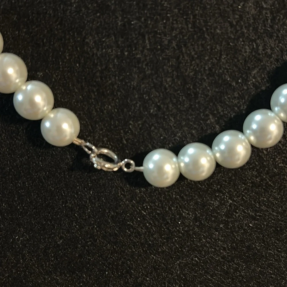 Elegant White Pearl Necklace - Picture 2 of 2